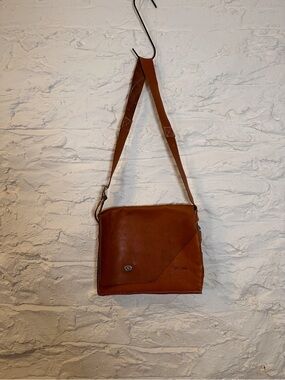 Men's Tan Leather Messenger Bag with Adjustable Strap